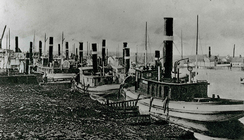 Plusieurs remorqueurs accostés au bord de la rivière Richelieu