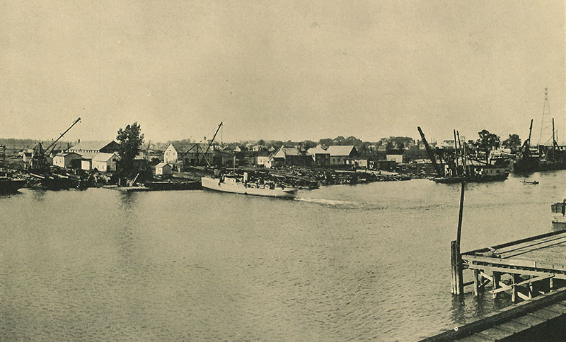Des hommes opérant une drague sur la rivière Richelieu.