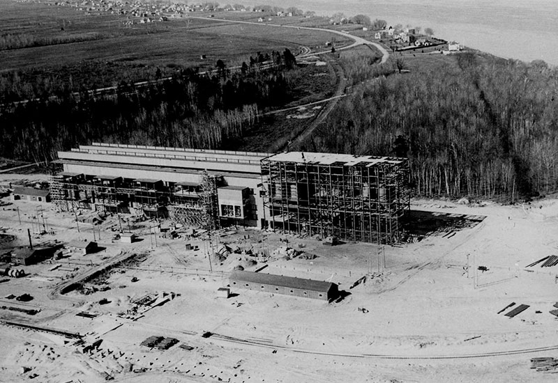 Photo aérienne montrant la construction de l'usine Quebec Iron and Titanium.