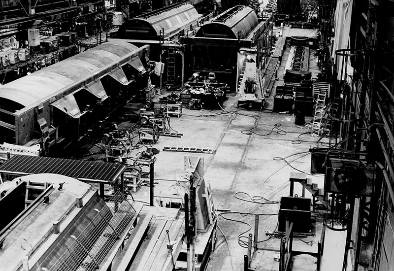 Vue de l'intérieur de l'usine où sont fabriqués les wagons de chemin de fer.