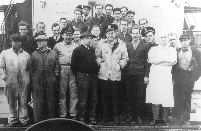 Photo de plusieurs travailleurs prise sur un bateau 