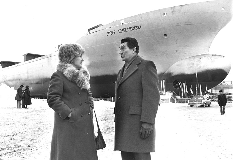 Une femme et un homme devant le cargo <em>Jocef Chelmonski</em>