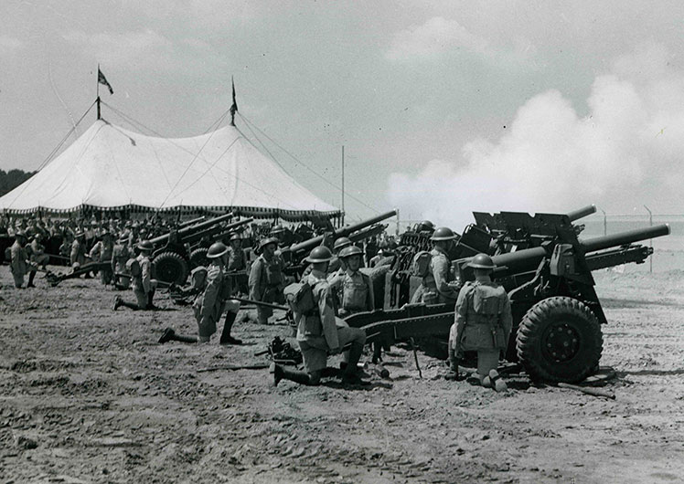 Des soldats tirent en se servant de plusieurs canons.