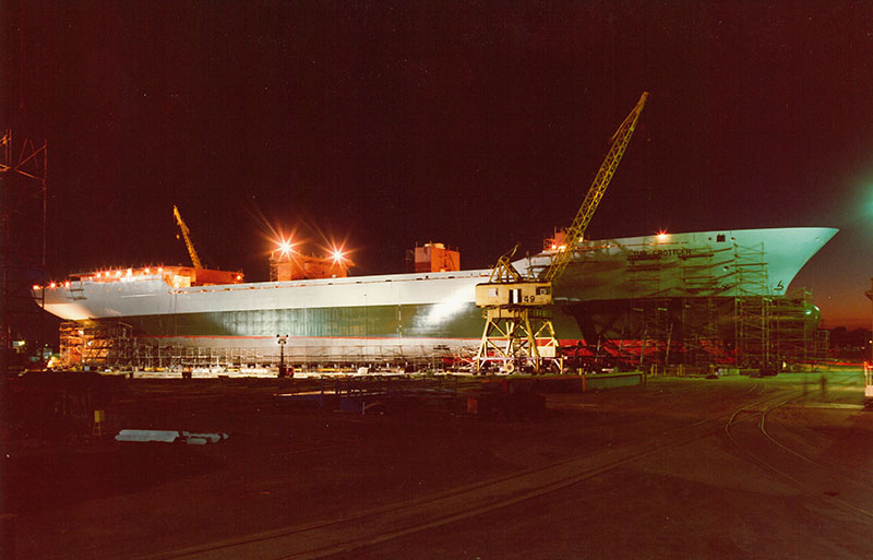 Vue de nuit sur un cargo illuminé aux chantiers navals